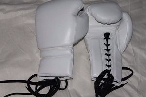 Guantes de Boxeo Unisex de Cuero PU Blanco, Cierre de Cordones en la Muñeca, Embalaje Personalizado para Entrenamiento - Product Image 1