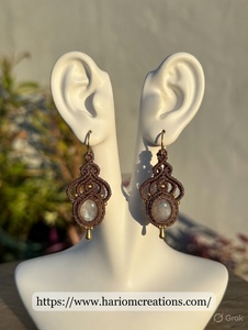 Boucles d'oreilles en macramé faites à la main avec pierre de lune, style bohème, pierres précieuses, cordon marron, bijoux de guérison, cadeau pour femme - Product Image 2