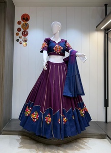 ชุดผ้าฝ้ายวัติกัน Ramkdu แบบ Chaniya Choli พร้อมงานปัก Gamthi อย่างประณีต ผ้าคลุมไหล่แบบมีเฉดสี เหมาะสำหรับงานเทศกาล Navratri และ Garba - Product Image 3