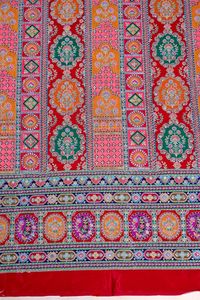 Tissu imprimé géométrique rouge à motifs décoratifs avec bordure épaisse pour la confection de robes Kurti, tissu pour vêtements ethniques. - Product Image 3