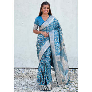 ผ้าไหมซาตินลายผีเสื้อสีฟ้าแบบ Banarasi Jaal พร้อมลายปักดิ้นสีชมพู  เสื้อผ้าอินเดียและปากีสถาน - Product Image 4