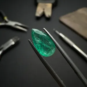 Esmeralda Colombiana Natural Verde Corte Pera 1.71CT Gema Preciosa Suelta Facetada con Juego de Color para Fabricación de Pendientes Coleccionista Zehra Gems - Product Image 1