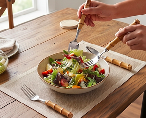 Juego de cubiertos de acero inoxidable con mango de bambú, apto para lavavajillas, diseño tradicional para uso en camping, cenas y restaurantes. - Product Image 6