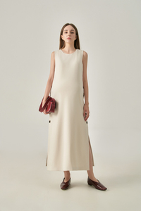 Robe midi minimaliste pour femme, sans manches, col rond, boutonnée sur le devant, fente latérale, en poly-spandex respirant, style décontracté et élégant - Product Image 2