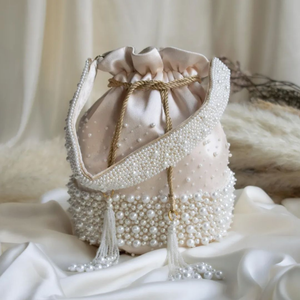 Pochette en satin de coton avec broderie dorée faite à la main, poignée perlée personnalisée, sac Potli - Product Image 1
