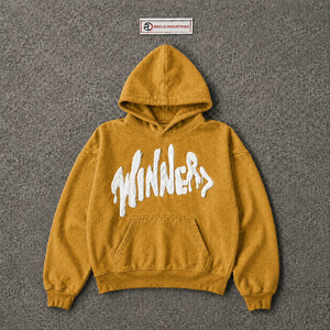 Sweat-shirt à capuche graphique doré avec lettrage graffiti blanc audacieux, texturé, coupe oversize, style streetwear, mode urbaine décontractée - Product Image 5