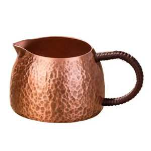 Pichet en cuivre brossé avec couvercle en bois, poignée courbée, corps cylindrique, bec étroit, vaisselle artisanale rustique - Product Image 2