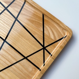 Bandeja de Resina Epoxi Hecha a Mano: Bandeja de Servir de Madera con Líneas Negras, Bandejas y Platos para Pizza, Forma Cuadrada con Revestimiento de Resina - Product Image 3