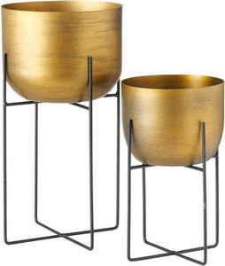 Maceta decorativa de metal con acabado dorado, forjada a mano en Moradabad para ofrecer una elegancia discreta y un encanto metálico clásico. - Product Image 2
