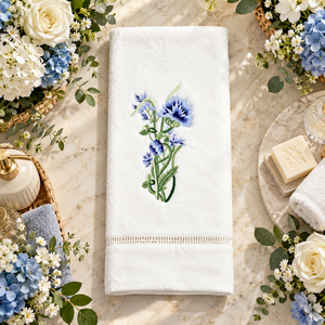 Ensemble de serviettes de toilette de luxe en coton blanc brodé d'un motif floral botanique bleu pour une décoration élégante et un cadeau de bienvenue - Product Image 1