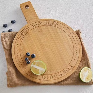 Planche à découper ronde en bambou gravée au laser avec poignée perforée pour la cuisine et le service - Product Image 4
