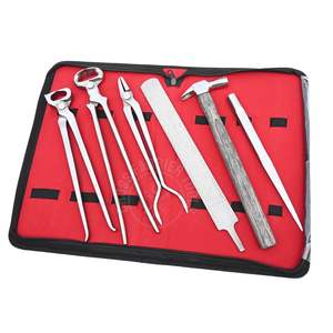 Kit de fermeur professionnel avec pince à clous, marteau de fermeur, pince à fer, mors de serrage 15 pouces, cisaille à sabots, râpe de finition et extracteur de sabots - Product Image 1