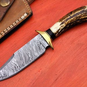 Cuchillo de caza hecho a mano de acero de Damasco, hoja fija, para acampar al aire libre, supervivencia, bushcraft, con funda de cuero y agarre sólido. - Product Image 6