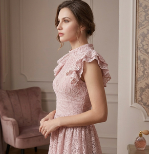 Robe midi rose en dentelle à col rond sans manches, motif floral, coupe régulière, écologique, style romantique, coupe trapèze, pour usage quotidien, été, fabriquée au Vietnam - Product Image 2