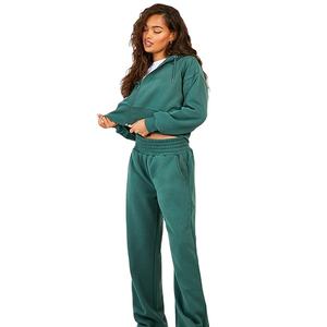 Vente directe usine – Ensemble 3 pièces personnalisé en molleton de coton uni pour l'hiver : sweat à capuche court et pantalon taille haute à deux poches – Survêtements pour femmes - Product Image 1