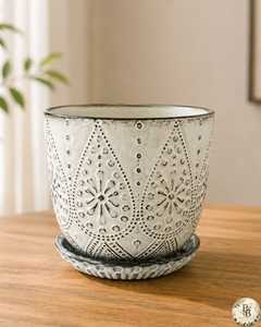 Maceta Redonda Cilíndrica de Hormigón Gris con Patrón Floral en Relieve, Estilo Simple - Product Image 4