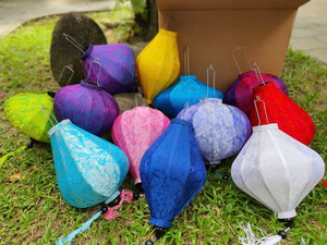 Lanternes en bambou écologiques colorées avec un motif floral peint, doublure en rotin pour la décoration extérieure de la maison - Product Image 2