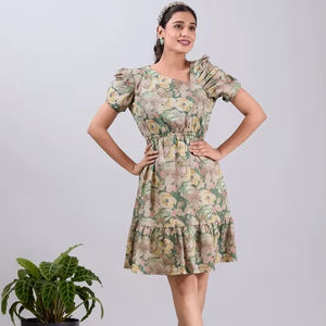เดรสผ้าฝ้ายพิมพ์ลายดอกไม้ทรงเอไลน์ ความยาวปานกลาง คอวี แขนสั้น สวมใส่สบาย ดูดีมีสไตล์ เหมาะสำหรับผู้หญิง สาวๆ และทุกเพศ - Product Image 1