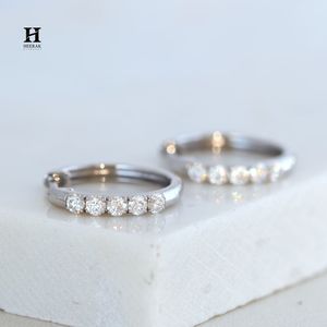 Clásicos Pendientes de Aro Huggie de Eternit con Diamantes Redondos de 14K y Engaste Compartido, Pequeños Aros para Mujer, Joyería Fina - Product Image 4
