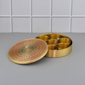 Boîte à épices Masala Dani en laiton gravée, capacité personnalisable, vaisselle indienne, support en métal avec cuillère pour usage alimentaire - Product Image 4