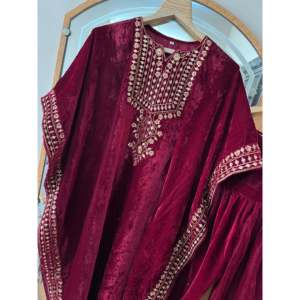 Hermoso Salwar Kameez Bordado de Poliéster para Fiesta, Conjunto de Top y Pantalón - Product Image 5