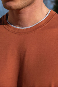 Camiseta de Manga Corta para Hombre, Color Naranja Óxido, Corte Ajustado, Cuello Redondo, Tejido de Algodón, Estilo Casual, Ribete en Contraste, Color Sólido, Moda de Verano - Product Image 3