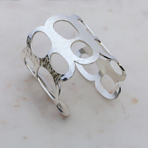 Brazalete de latón martillado hecho a mano - Brazalete geométrico audaz con aberturas - Brazalete ancho llamativo para mujer - Product Image 3