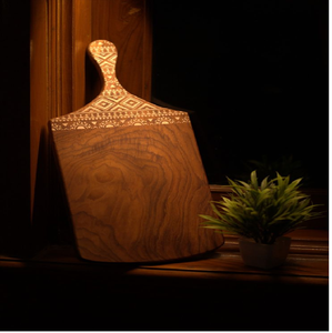 Tabla de cortar de madera con diseño tribal moderno, utensilio de cocina de estilo étnico, disponible a precios de mayorista. Diseño geométrico. - Product Image 1