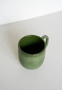 Taza de Cerámica Moderna con Esmalte Verde Oliva Intenso, Contorno Elegante, Asa Ergonómica, Diseño que Retiene el Calor para un Estilo de Cocina Contemporáneo - Product Image 3