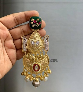 Impresionantes Pendientes Colgantes de Aleación Chapada en Oro de Primera Calidad con Diseño de Flor Esmaltada y Perlas para Mujer, Estilo Vintage para Boda - Product Image 4