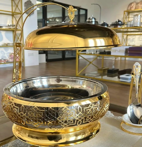 Elegante plato para calentar comida dorado con un marco decorativo alto y detalles de malla intrincados; disponible a precios de mayorista. - Product Image 2