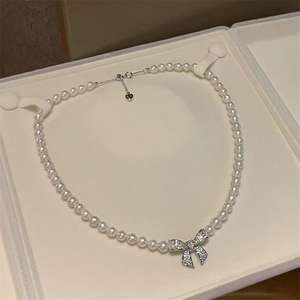 Vente en gros de pendentifs en perles blanches naturelles de 12-13 mm, lumière froide, grande quantité de colliers en cristal ronds en vrac - Product Image 1