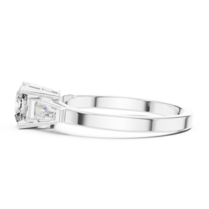 Bague solitaire en or blanc 18 carats avec diamant de laboratoire taille coussin, sertie sur une monture baguette, idéale pour les fêtes, les mariages, l'usage quotidien et comme cadeau de luxe pour femme. - Product Image 3