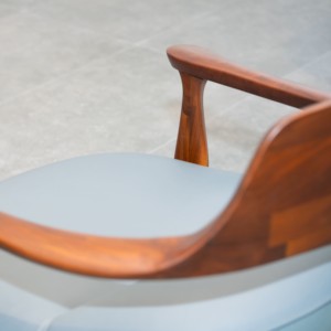Fauteuil pivotant moderne en bois de noyer du Vietnam avec siège rembourré en cuir noir et base en métal doré, mobilier d'hôtel PISANO - Product Image 2