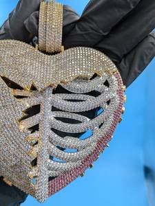 Colgante de esqueleto en forma de corazón con moissanita, plata 925, oro laminado de 18K, micro pavé, amuleto de lujo unisex - Product Image 3