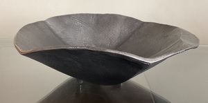 Cuenco Decorativo Rústico de Metal Forjado a Mano, Cuenco Artesanal Facetado en Gris Pizarra, Escultura Metálica Abstracta de Lujo para Mesa - Product Image 5