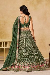 Robe de demoiselle d'honneur Rivaayat House, couleur bonbon, brodée de fleurs, avec un lehenga vert, un haut à bretelles spaghetti et un bas en A-line, longueur au sol - Product Image 3