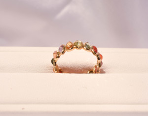 Anillo con Bisel de Zafiro Multicolor Natural en Oro Amarillo Sólido de 18K – Banda de Piedras Preciosas Redondas Ombré, Piedra de Nacimiento de Septiembre - Product Image 2