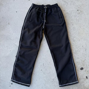 Ensemble de survêtement personnalisé 2 pièces pour homme : sweat à capuche et pantalon de jogging, design noir avec coutures - Product Image 4