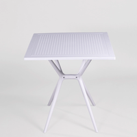 Table carrée moderne en plastique avec surface lisse et structure légère pour usage domestique et commercial