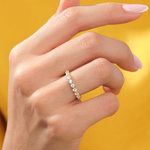 Anillo de compromiso minimalista de media eternidad con diamantes de corte redondo para mujer, de oro macizo de 14K, cultivado en laboratorio, regalo de aniversario o promesa para amante. - Product Image 3