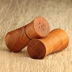 Salière et poivrière en bois pour service de table, avec design rechargeable et texture naturelle élégante du bois - Product Image 1