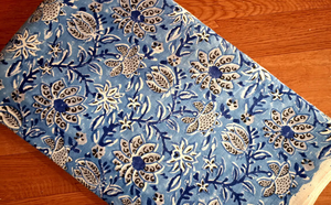Tissu en coton imprimé à la main à motifs floraux bleu indigo – Matière de Jaipur pour la confection de vêtements - Product Image 4