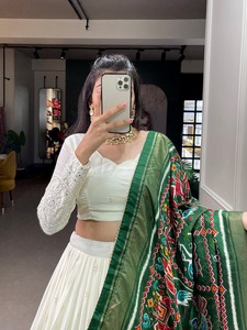 Lehenga de Georgette con diseño Lucknowi y trabajo de espejo en papel, con blusa y dupatta, conjunto especial de Lehenga Choli para Navratri. - Product Image 2