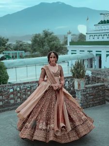 Lehenga de seda Kasturi con bordado de hilo y lentejuelas de la diseñadora Dori, con blusa de seda Kasturi y dupatta de seda Crunchy. - Product Image 4