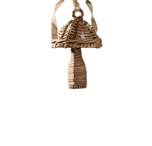 Adorno navideño de ratán con forma de hongo y cinta de tela para colgar en el árbol de invierno. - Product Image 1