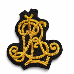 Parches bordados a mano de polilla con hilo de oro y plata - Broche de escarabajo alado con hilo de seda dorado y plateado - Bordado de insectos 3D de lujo - Product Image 1