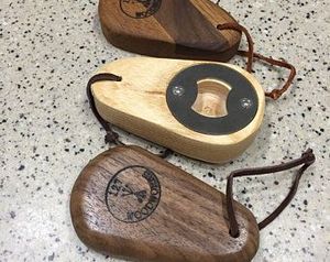 ที่เปิดขวดเบียร์สแตนเลสพร้อมด้ามไม้ ที่เปิดขวดเครื่องดื่มสำหรับงานปาร์ตี้ที่บ้าน บาร์ และบาร์เทนเดอร์ - Product Image 2