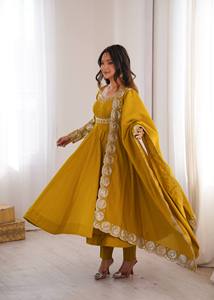 Ensemble Anarkali en soie jaune moutarde avec dupatta brodé argenté, longueur ras du sol, séchage rapide, tenue de mariage indienne et pakistanaise pour femme - Product Image 3