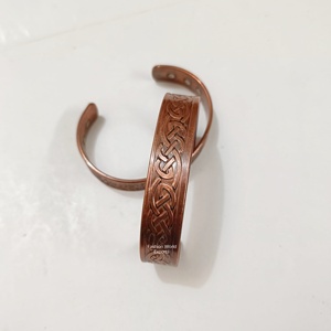 Bracelet de manchette magnétique en cuivre Antique fait à la main en laiton Accent magnifiquement gravé Bracelet Vintage cadeau à la mode Unique pour elle - Product Image 6